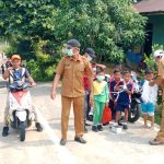 Peduli Kesehatan Warga, Puskesmas Serasan Timur dan Pemerintah Kecamatan Bagikan Masker